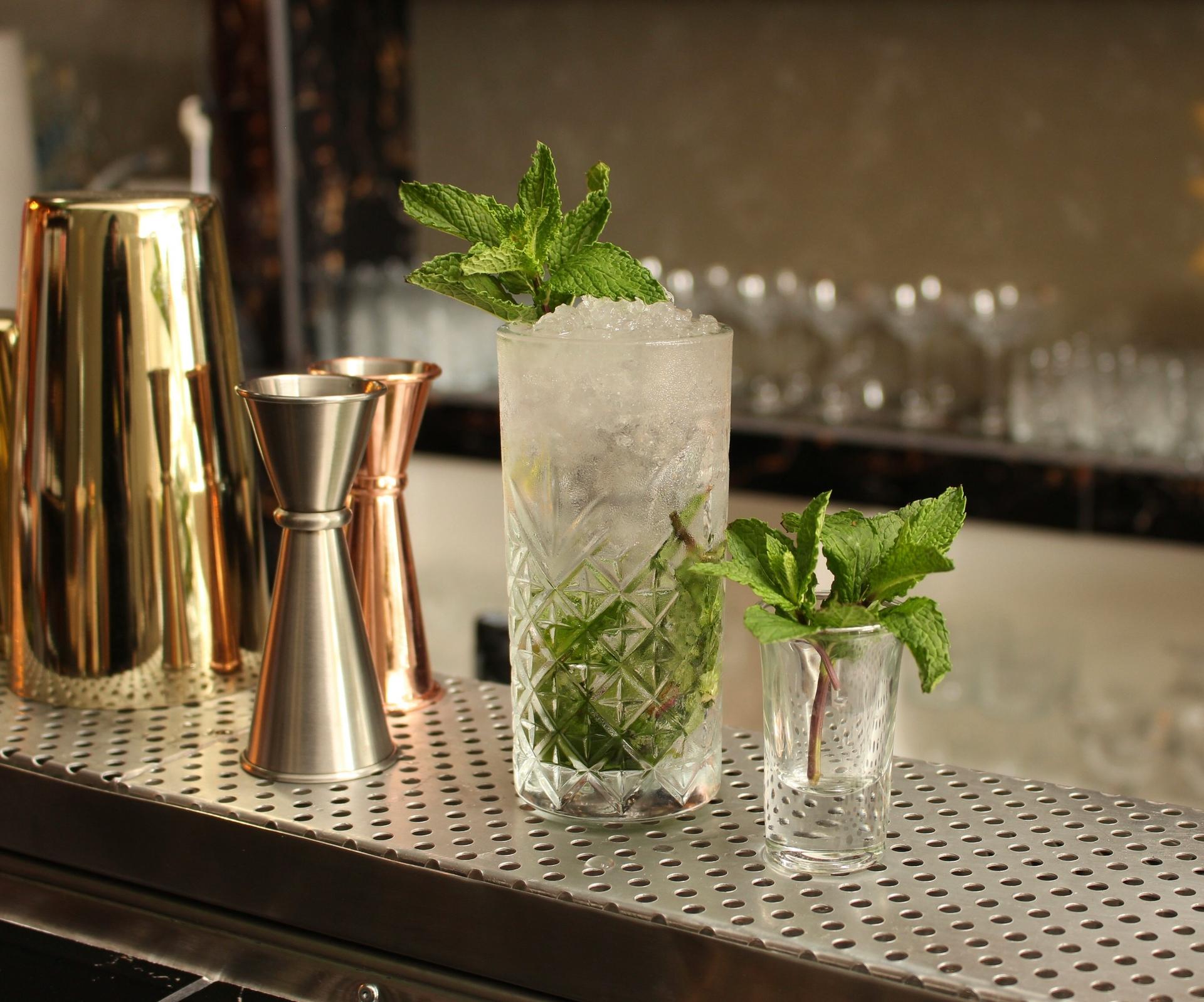 mojito-cocktail-at-ski-resort-apres