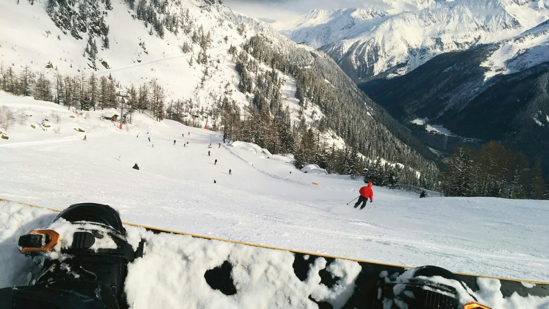 Chamonix-snowboarder-looking-down-piste