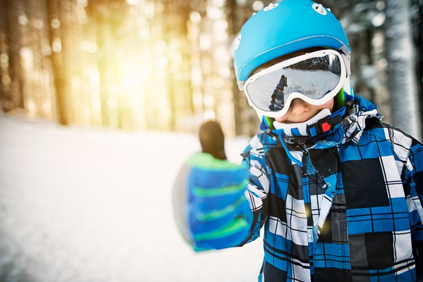 https://a.storyblok.com/f/150663/3863x2578/7ab49e778c/little-boy-skiing-in-snowy-forest-on-sunny-winter-day.jpg