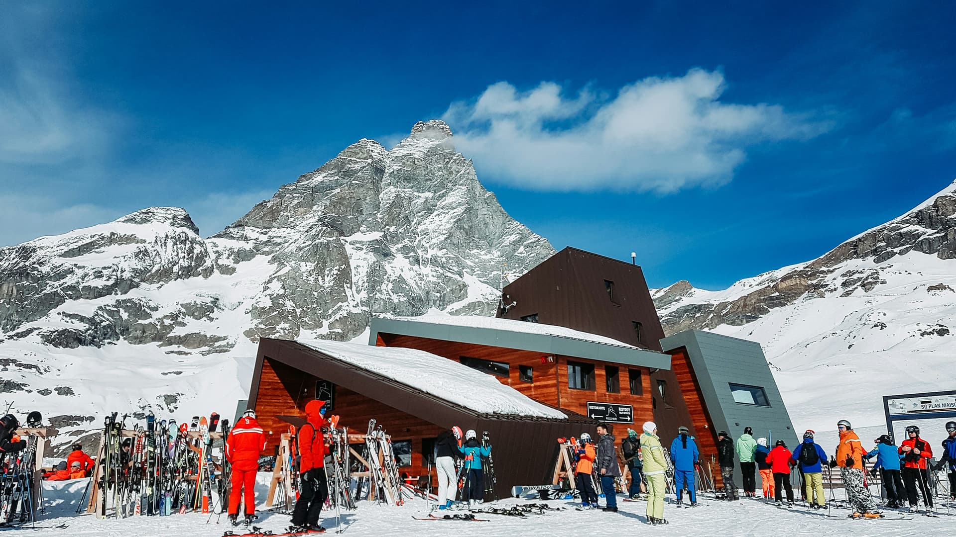 mountain-restaurant-Cervinia-skiers