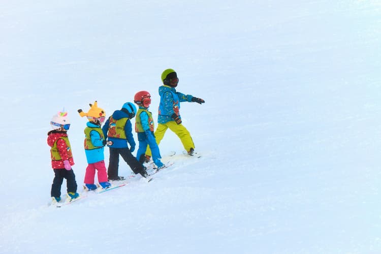 Kids-skiing-learning-ski-school