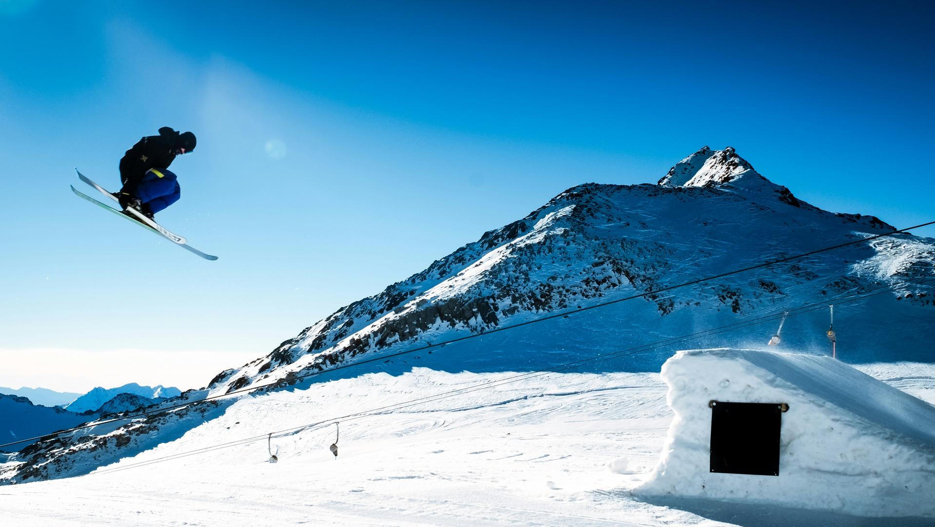 stubaital-ski-resort-freestyle-skier