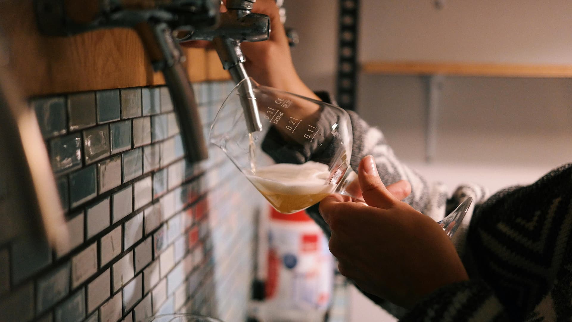 beer-being-poured-bar