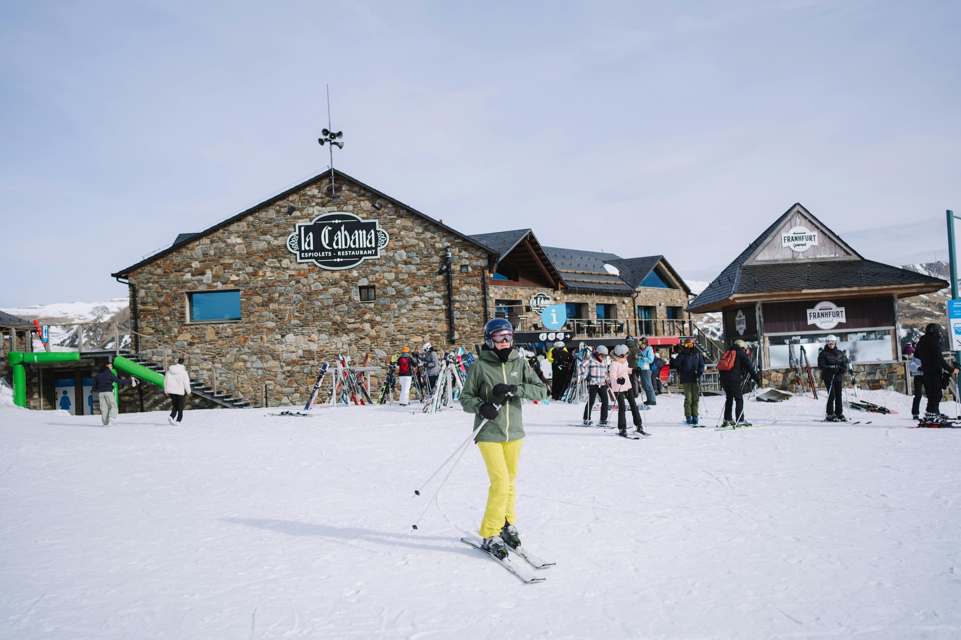 Andorra-La-Cabana-skier-apres-Soldeu