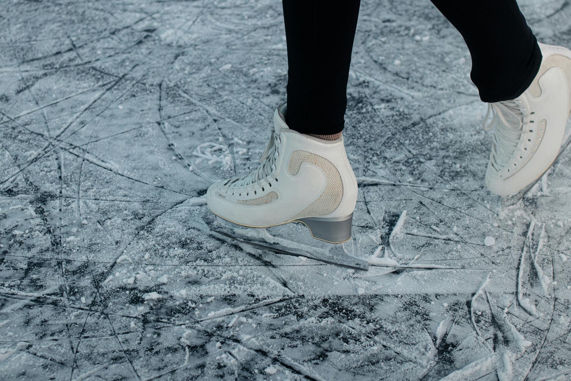 Ice-skating-close-up-shoes