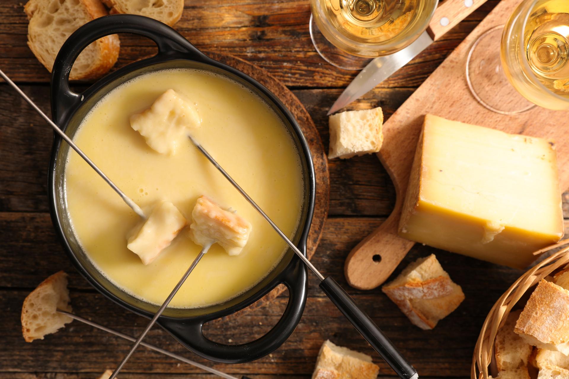 Cheese-fondue-in-french-alps-restaurant